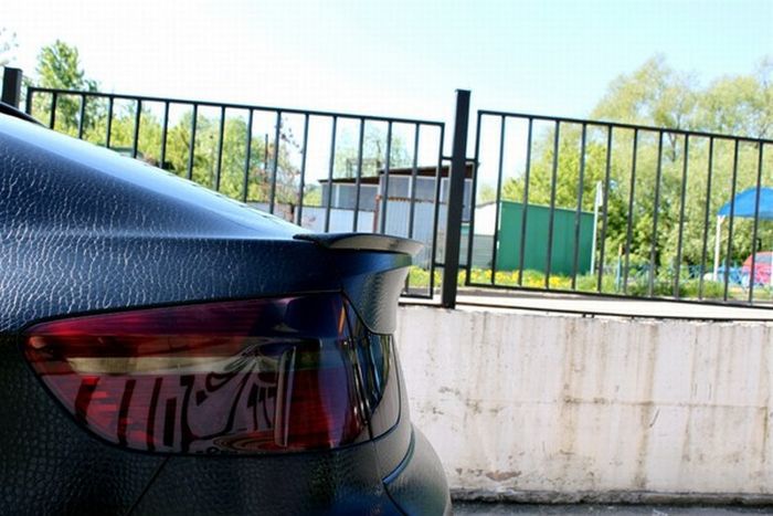 Pierwsze na świecie BMW pokryte skórą. Po co? 2