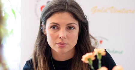 Gorczyca wygląda obłędnie. Grzywka "kurtyna" nie ma sobie równych