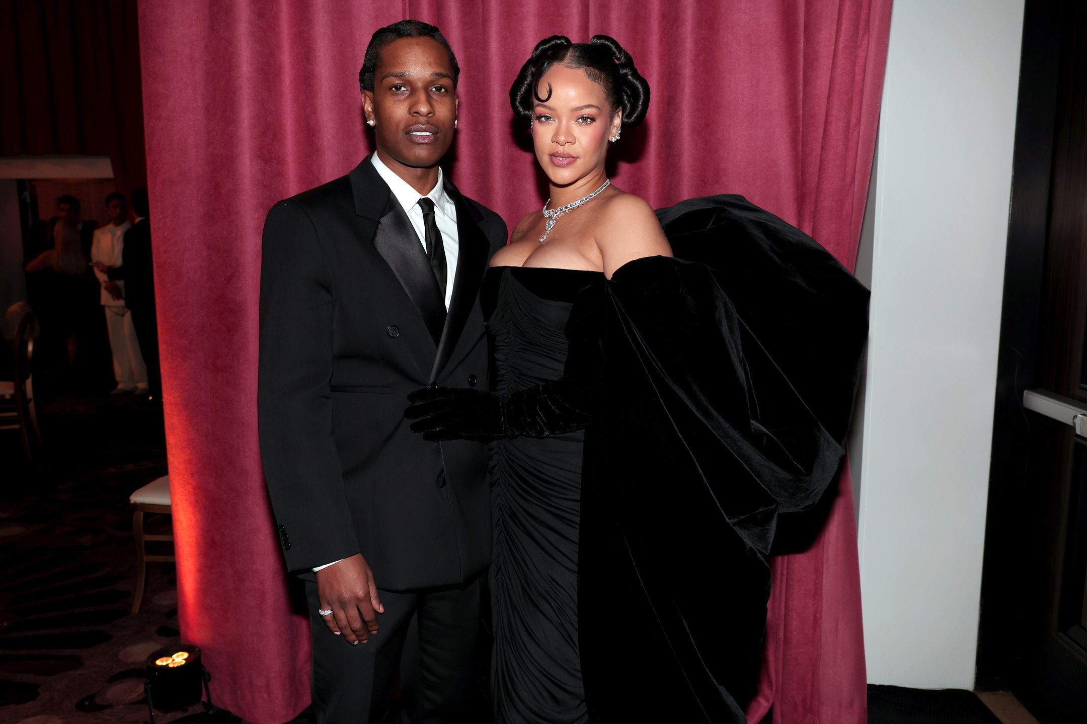 Złote Globy 2023. Lśniąca jak diamenty Rihanna i ASAP Rocky posyłają uśmiechy w czarnych stylizacjach