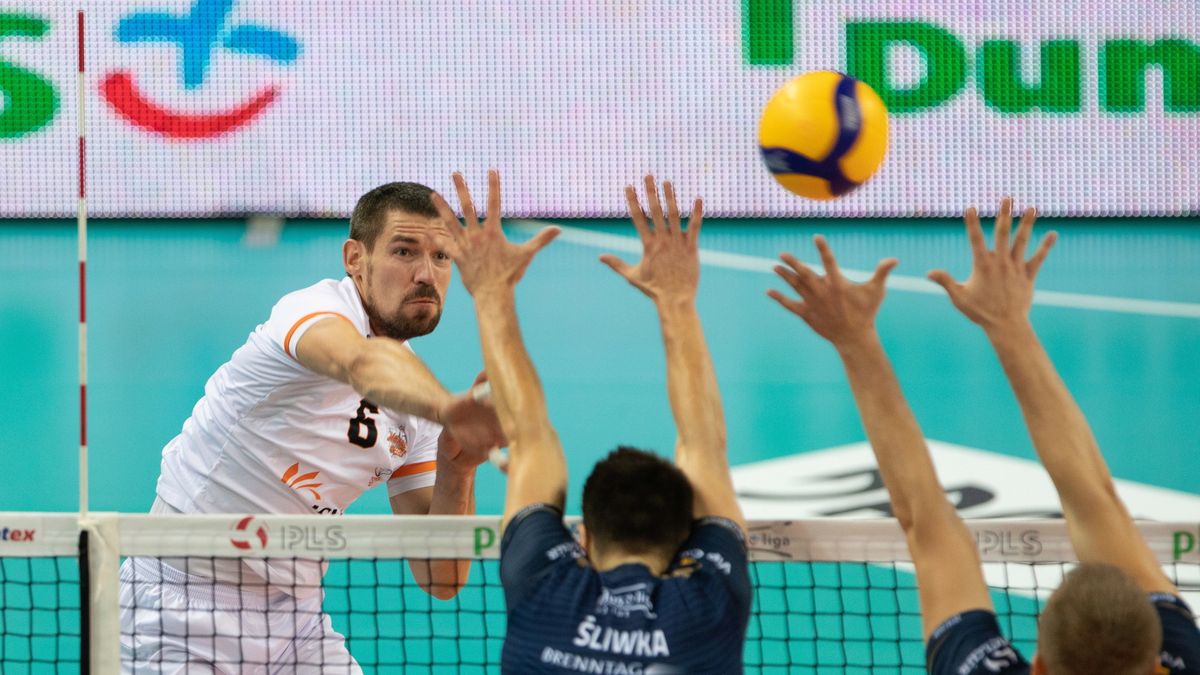 PAP / Hanna Bardo / Na zdjęciu: Dawid Konarski w ataku i siatkarze Grupy Azoty ZAKSY Kędzierzyn-Koźle