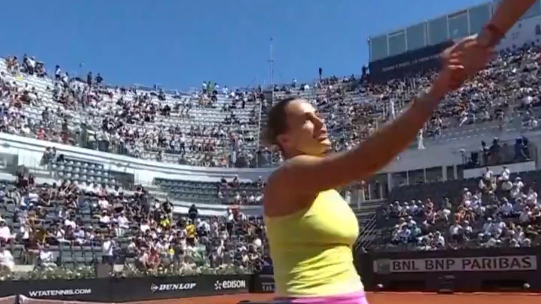 Zdjęcie okładkowe artykułu: Twitter / WTA / Na zdjęciu: Aryna Sabalenka dziękująca sędziemu