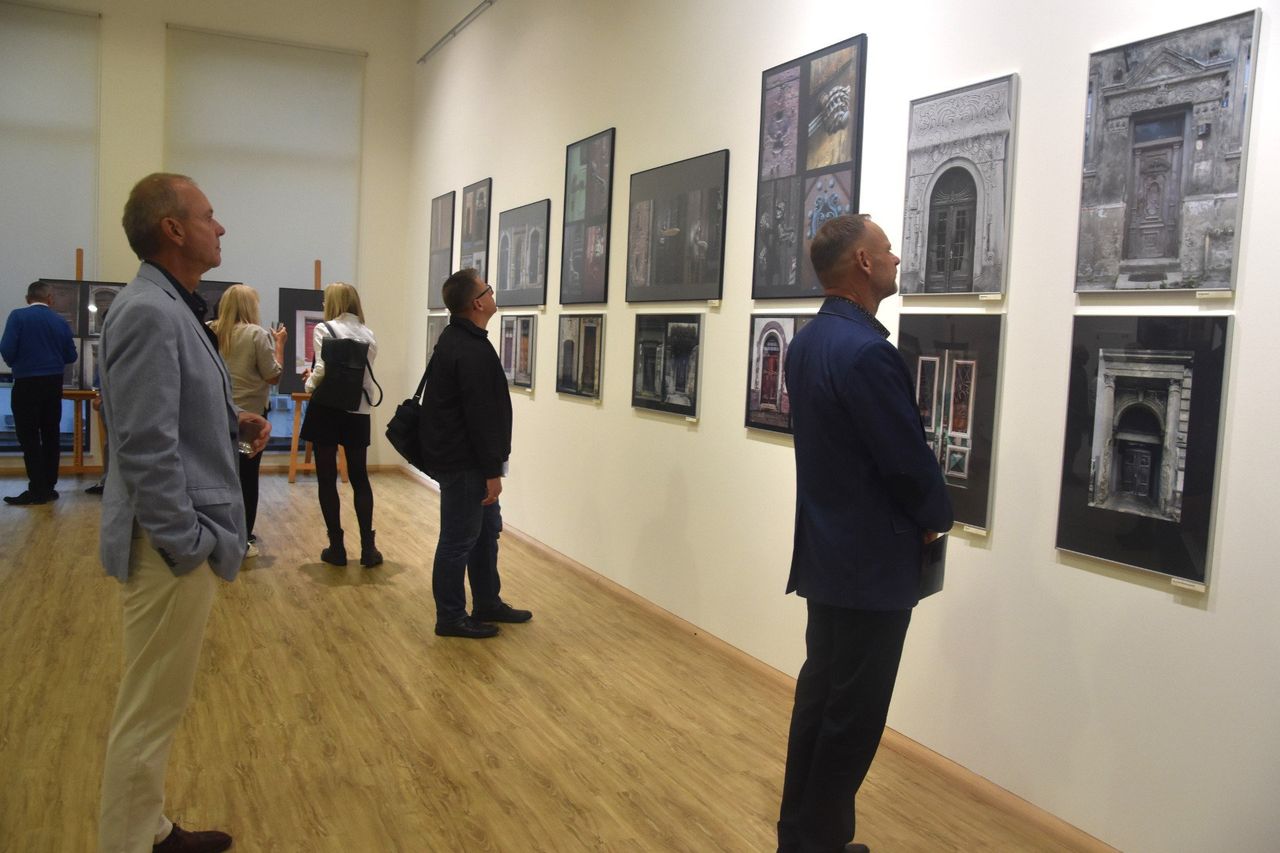 Bydgoszcz: Pasjonat fotografii z Szubina odkrywa tajemnicę drzwi. Wystarczy wejść do bydgoskiej galerii