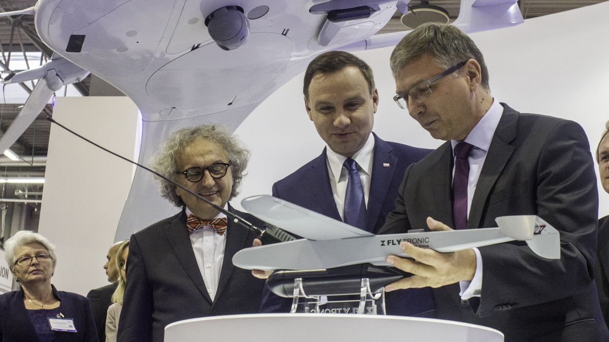 Prezydent Andrzej Duda oglądający samoloty bezzałogowe na targach zbrojenowych w Kielcach