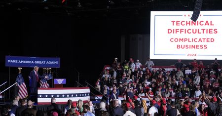 "Nie zapłacę tej durnej firmie". Problemy techniczne na wiecu Trumpa