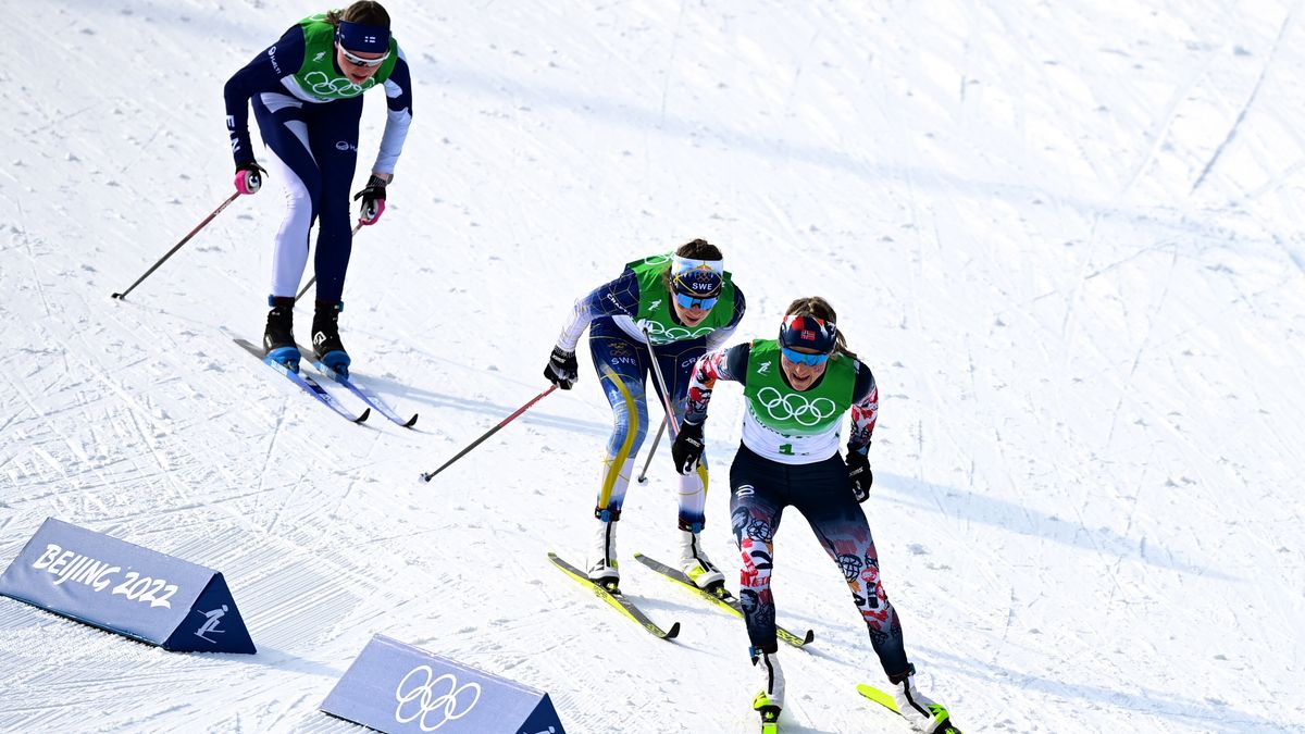 epa09748677 (R-L) Therese Johaug of Norway, Ebba Andersson of Sweden and Johanna Mantintalo of Finland during the Women's 4x5km Relay race at the Zhangjiakou National Cross-Country Skiing Centre at the Beijing 2022 Olympic Games, Zhangjiakou, China, 12 February 2022.  EPA/VASSIL DONEV Dostawca: PAP/EPA.