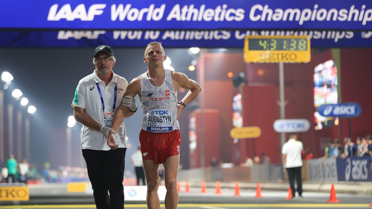 Zdjęcie okładkowe artykułu: East News / MUSTAFA ABUMUNES/AFP / Na zdjęciu od prawej wycieńczony Rafał Augustyn na mecie chodu na 50 km na MŚ 2019 w Doha