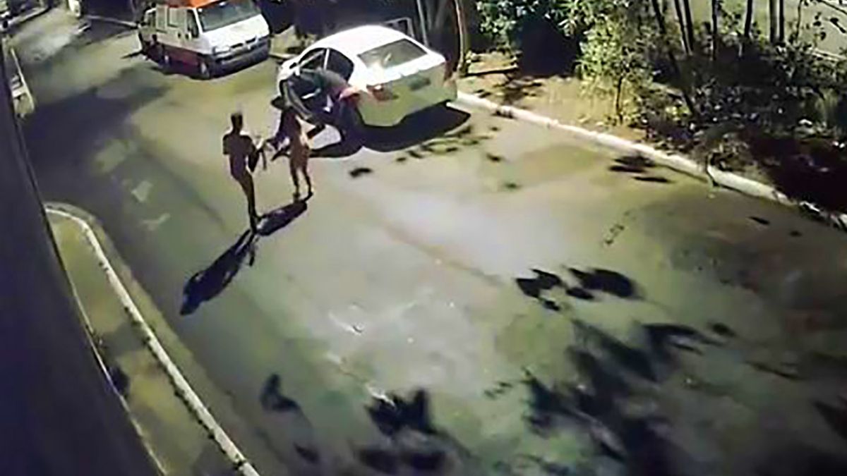 Para kochanków została wyrzucona z auta przez złodzei