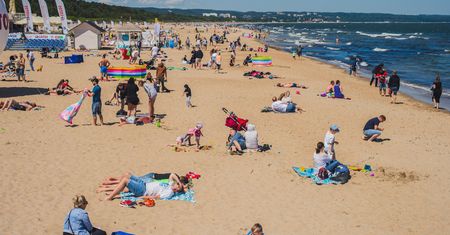 Hałasujące "bombelki" na wakacjach. Rodzice kontra wczasowicze