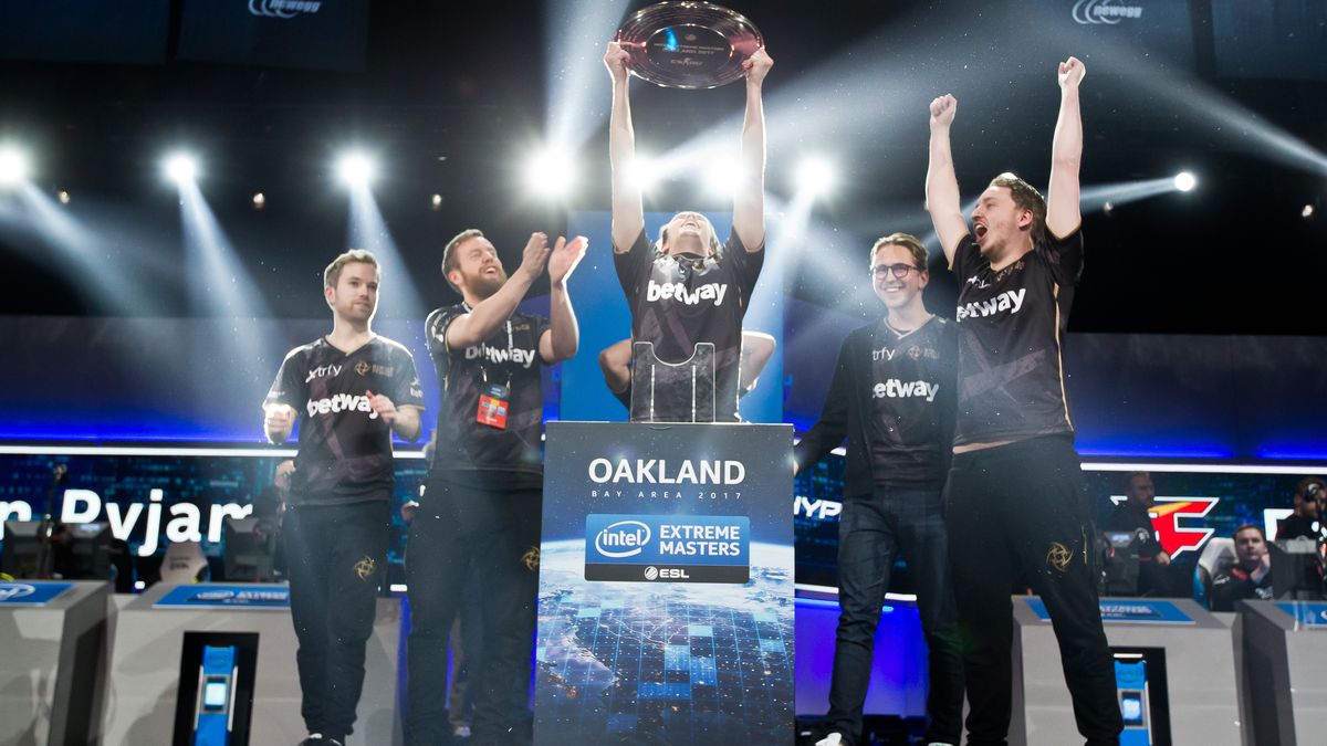 Zdjęcie okładkowe artykułu: ESL / Carlton Beener / NiP po zwycięstwie w IEM Oakland 2017. Richard 'Xizt' Landstrom pierwszy z lewej.