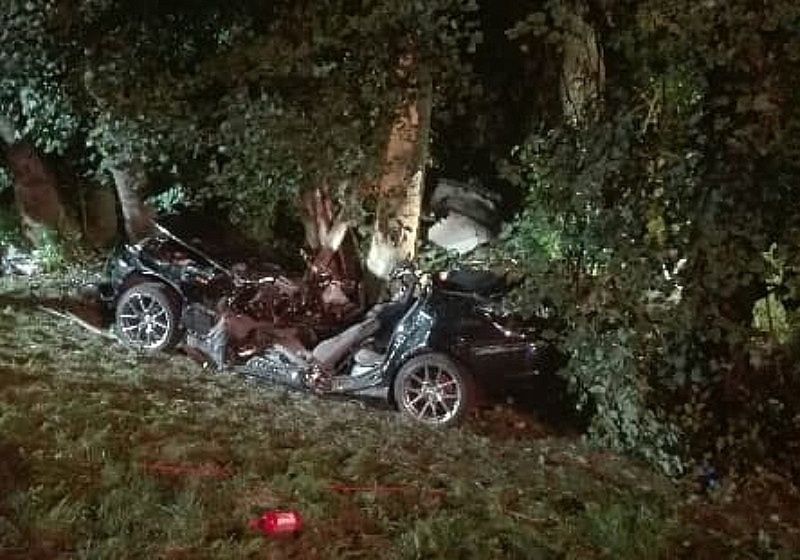 BMW wypadło z drogi. Nie żyje 22-letni kierowca i jego 20-letni pasażer