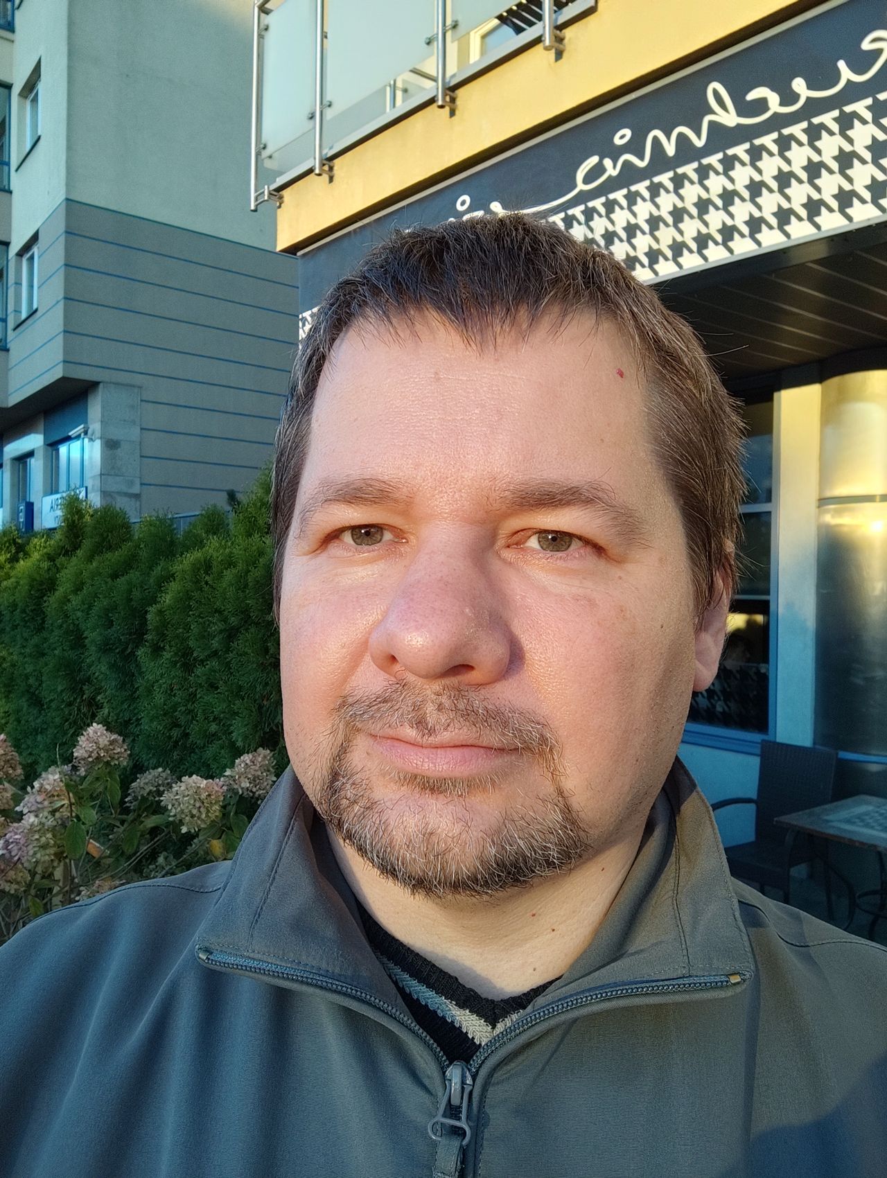 Selfie przy oświetleniu twarzy słońcem. Po lewej Xiaomi 12T Pro, po prawej Xiaomi 12 Pro
