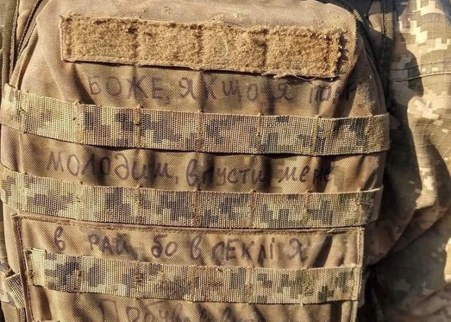 Wiadomość dla Boga. Ukraiński żołnierz wypisał na plecaku słynne zdanie