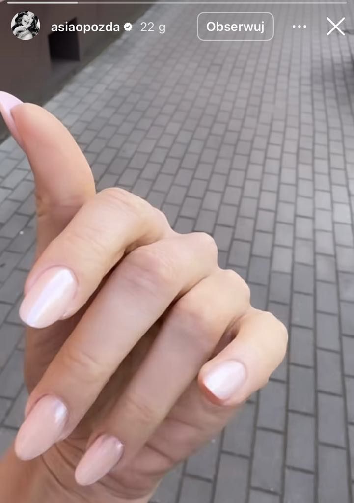 Joanna Opozda wybrała manicure z perłowym połyskiem 