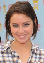 Jessica Stroup z gadającym misiem