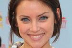 Jessica Stroup z gadającym misiem