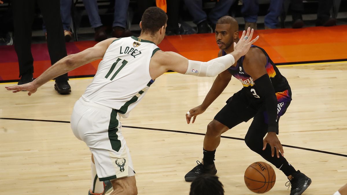 Na zdjęciu od lewej: Brook Lopez i Chris Paul