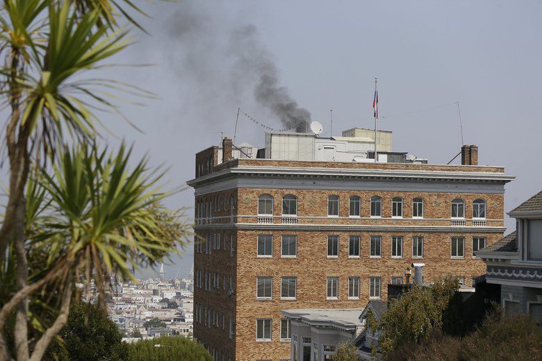 Gryzący czarny dym z komina konsulatu Rosji w San Francisco