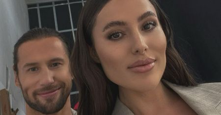 Celia Jaunat chwali się FIGURĄ KLEPSYDRY, pozując w mikroskopijnym bikini. Ogień? (FOTO)