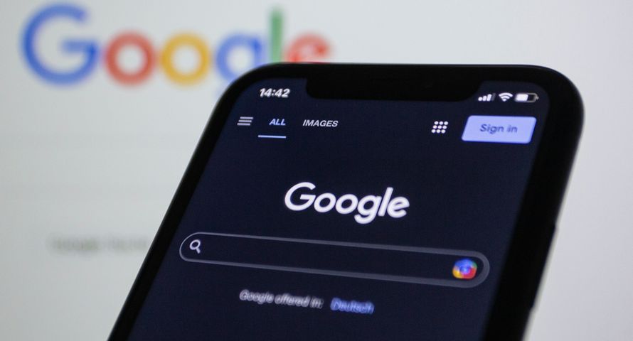 Tak streszczenia AI w Google zabierają ruch wydawcom. Liczby mówią wiele