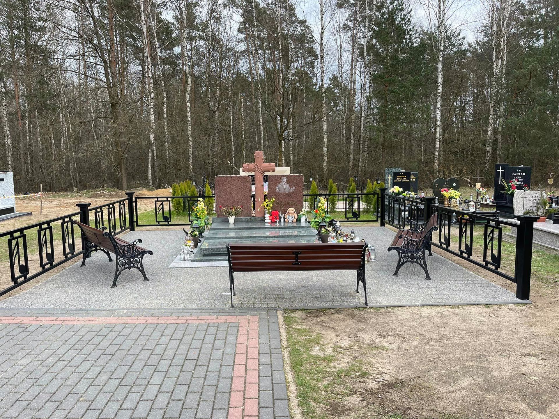 Krzysztof Krawczyk - grób na cmentarzu w Grotnikach fot. Facebook Andrzej Kosmala