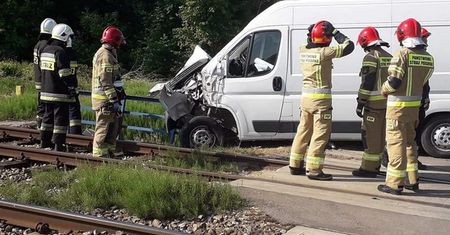 Bus wjechał prosto pod pociąg w Ćmielowie