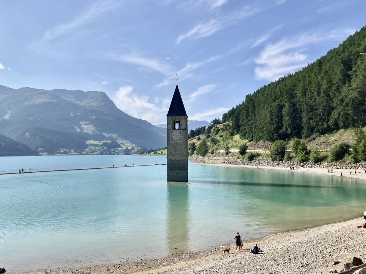 Lago di Resia to świetny pomysł na przystanek w trasie na wakacje we Włoszech