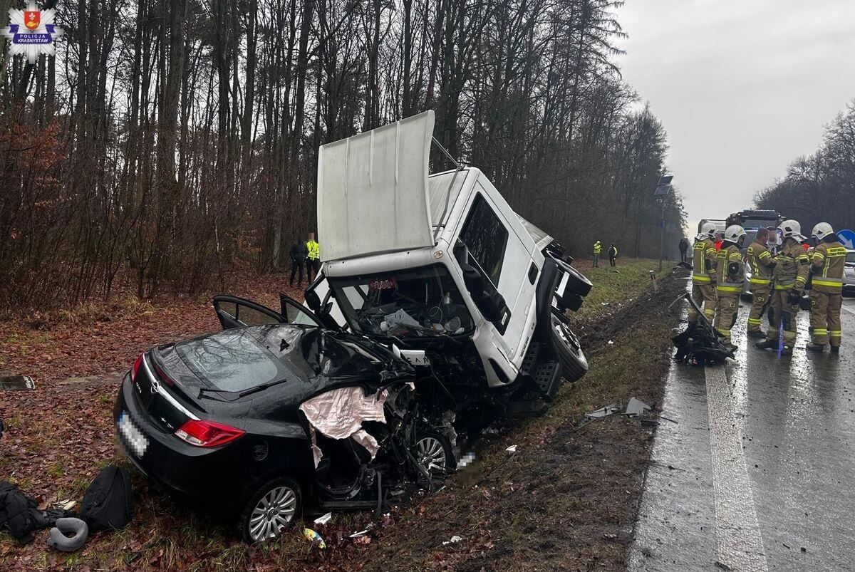 Opel i ciężarówka w rowie po zderzeniu czołowym