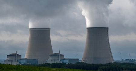 Francja jeszcze bardziej idzie w atom. Zbuduje 14 reaktorów