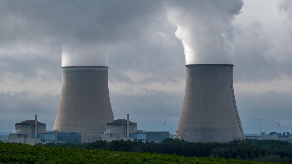 Wieże chłodnicze elektrowni jądrowej Saint-Laurent nad Loarą w Saint-Laurent-Noaun, Loir-et-Cher, Francja