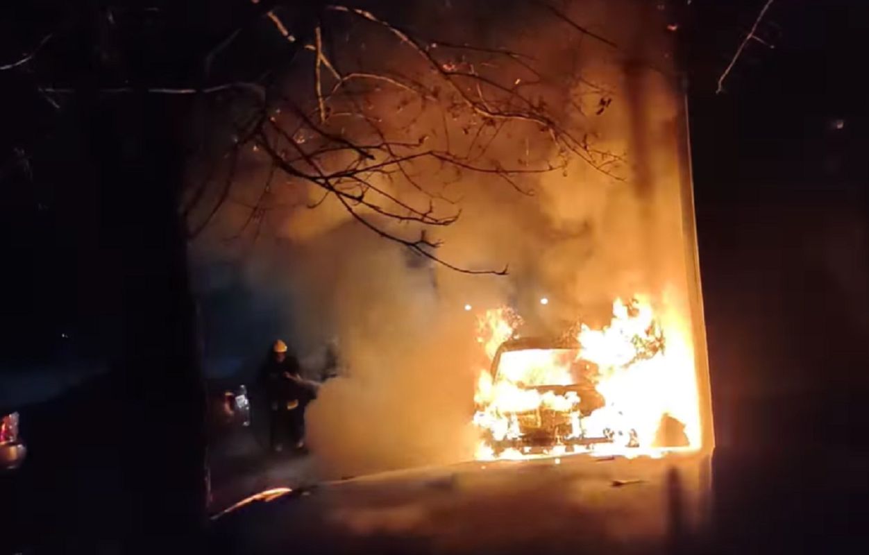 Samochód polityka płonął jak pochodnia. "Mogli zginąć niewinni ludzie"