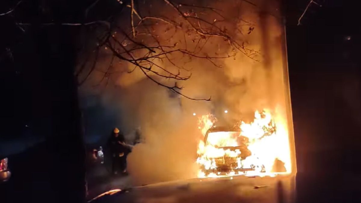 Tak płonął samochód polityka. "Mogli zginąć niewinni ludzie"