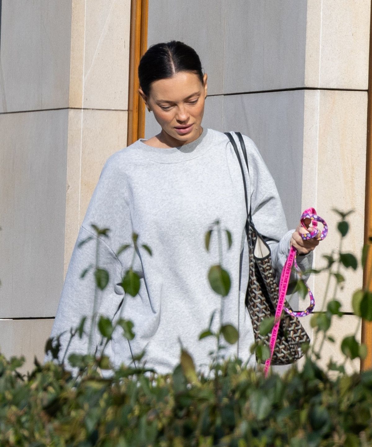 Naturalna Edyta Zając spaceruje z pieskiem