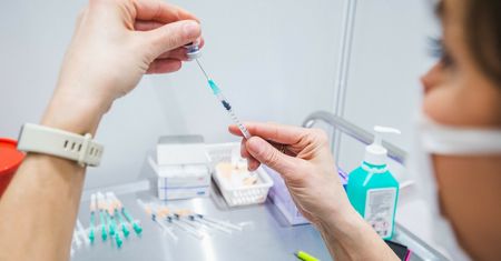 Więcej obostrzeń dla niezaszczepionych? Rada Medyczna popiera pomysł