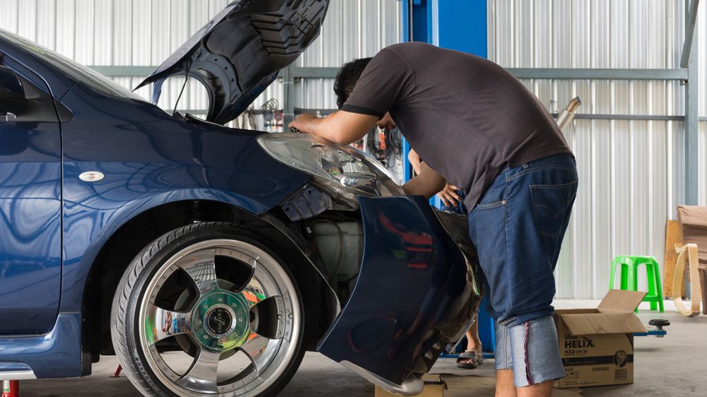 Zdjęcie naprawy samochodu (fot. PongMoji / Shutterstock)