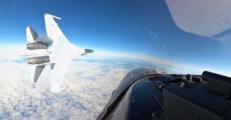 Groźna prowokacja Rosjan. Su-35 przeleciał tuż obok F-16 z USA