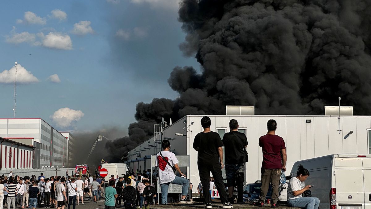 Wólka Kosowska, 02.09.2023. Miejsce pożaru hali magazynowej z tekstyliami w Wólce Kosowskiej k. Warszawy, 2 bm. W akcji bierze udział 50 oddziałów straży pożarnej. (amb) PAP/Mateusz Marek ***Zdjęcie do depeszy PAP pt. Mazowsze/ Pożar hali w Wólce Kosowskiej, trwa ewakuacja i akcja gaśnicza***