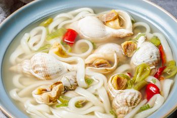 Dziś tępimy w ogródkach. Przed laty kontrowersyjny przysmak trafiał do rosołu