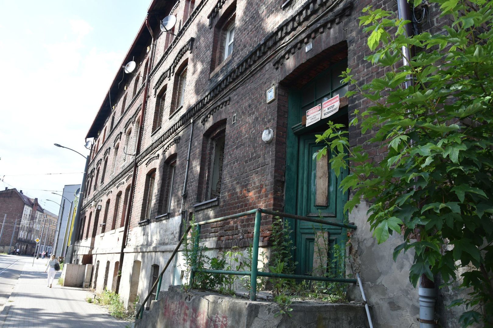 Zrujnowana kamienica w centrum Chorzowa grozi zawaleniem, a wejść tu może każdy... Aż się prosi o tragedię
