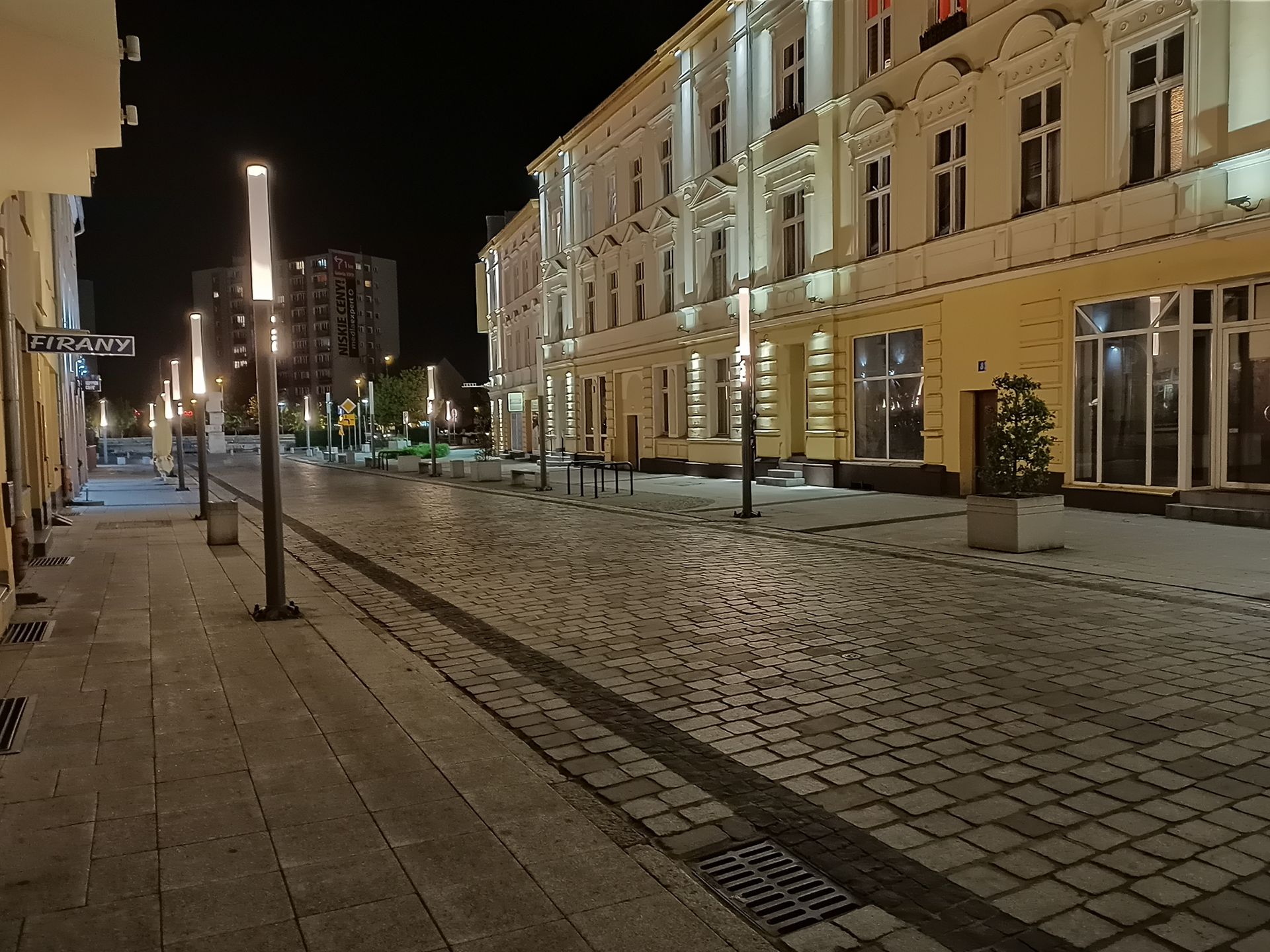 Taniej, ale i bardziej nijako. Test OPPO Reno 3 74