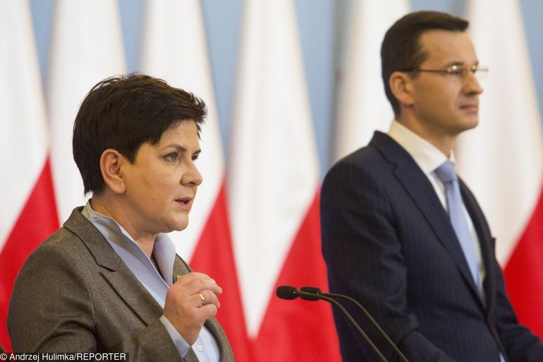 Tegoroczny deficyt będzie o kilkadziesiąt miliardów złotych niższy, niż przewiduje przyjęta przez rząd Beaty Szydło ustawa budżetowa