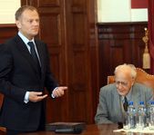 Premier Tusk otrzymał książkę o historii Kaszubów