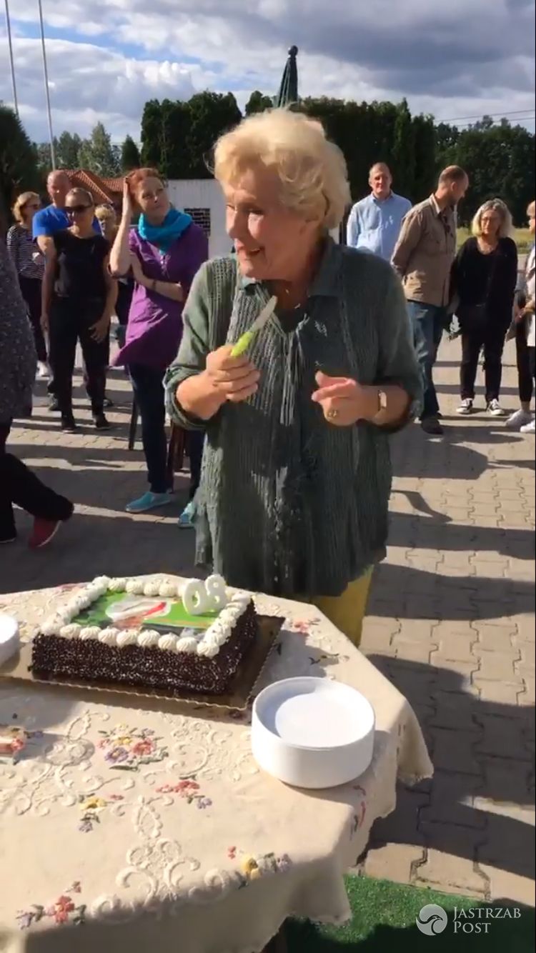 Teresa Lipowska kroi tort urodzinowy