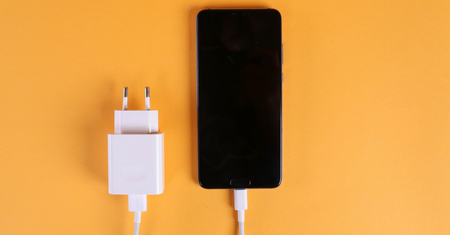 Samsung może pozbyć się słuchawek i ładowarki. Śmiali się z Apple, teraz mogą zrobić to samo
