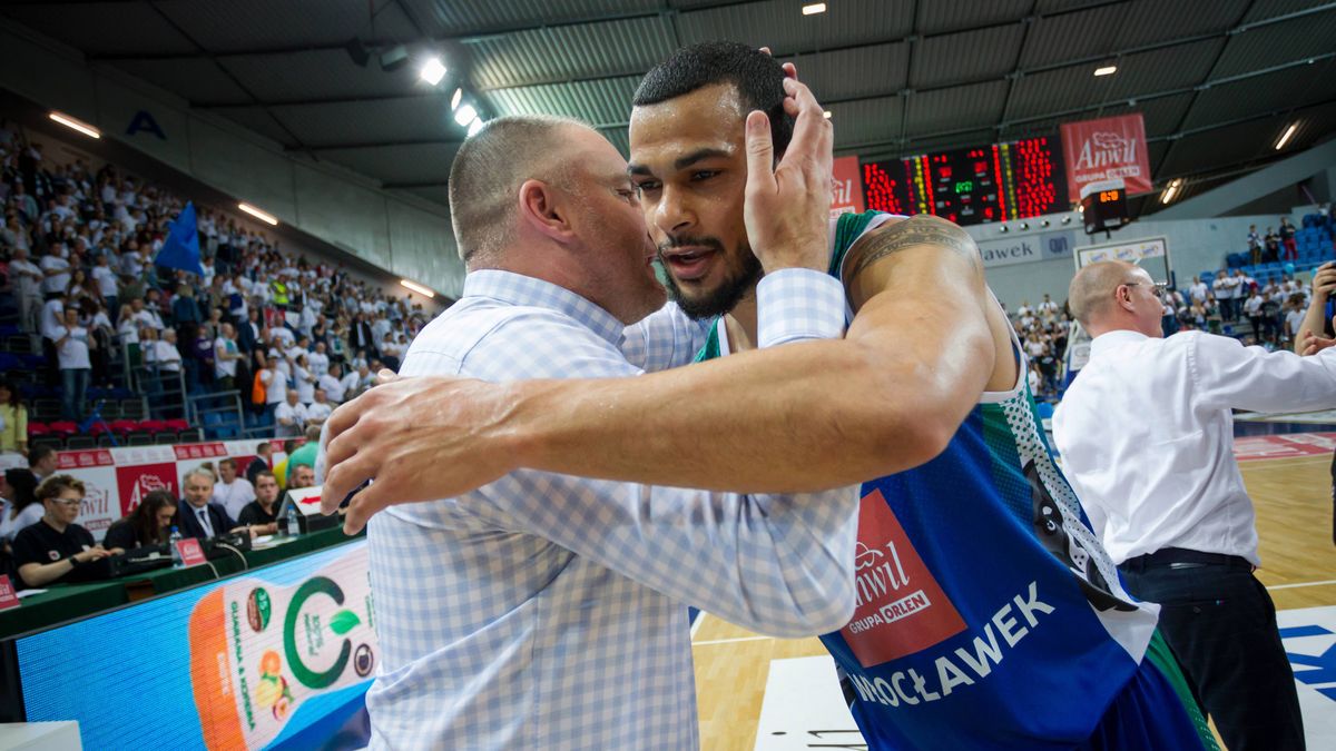 Newspix / Piotr Kieplin / PressFocus / Na zdjęciu: Aaron Broussard w objęciach prezesa