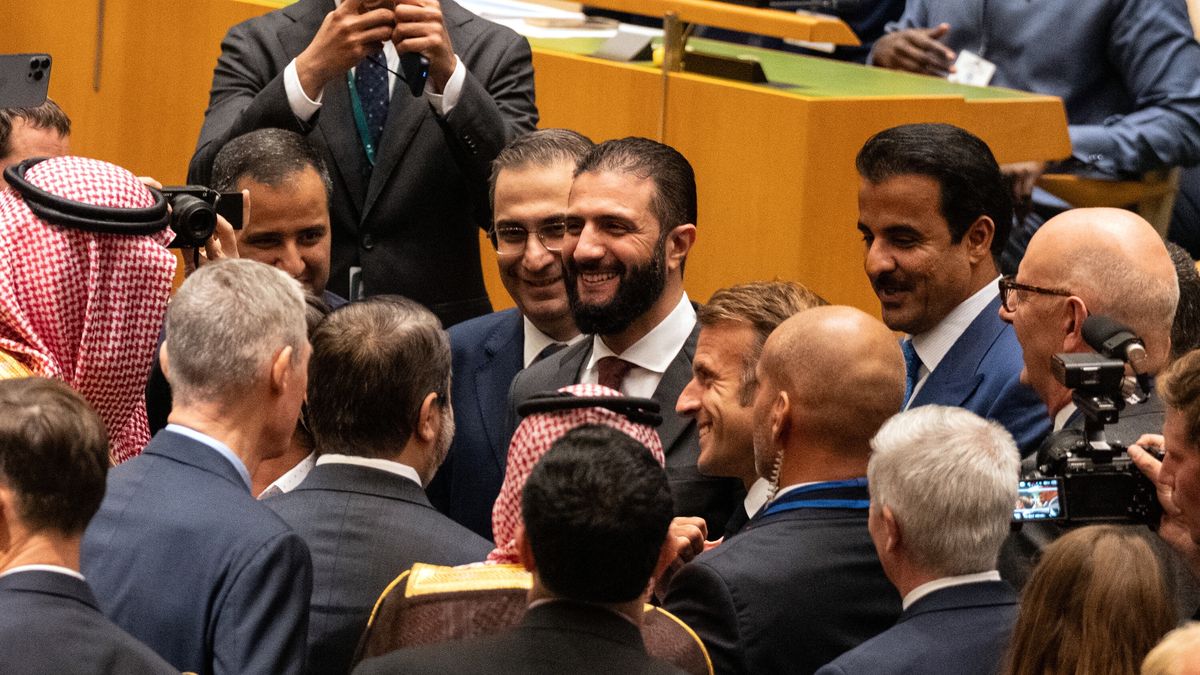 Syrian President Ahmed al-Sharaa (C) and French President Emmanuel Macron (C-R) look on before the start of the High-Level International Conference for the Peaceful Settlement of the Question of Palestine and the Implementation of the Two-State Solution, at the United Nations (UN) headquarters in New York, New York, USA, 22 September 2025. The UN General Assembly's high-level week runs from 22 until 30 September. EPA/LEV RADIN Dostawca: PAP/EPA.