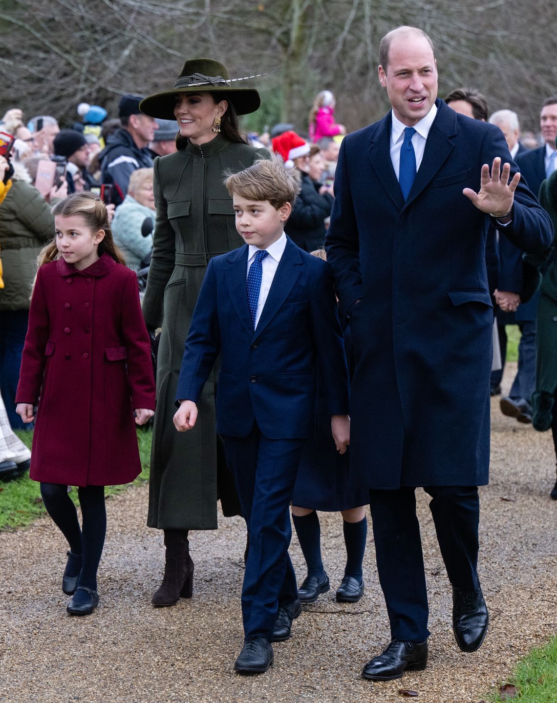 Kate Middleton i książę William z dziećmi podczas świątecznego