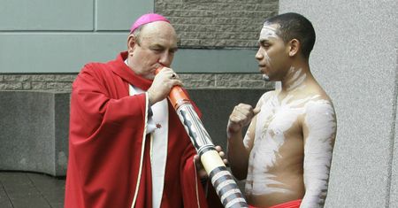 Działo się w czwartek w nocy. Biskup Saunders za kratami. Szokujące zarzuty