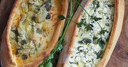Pide z fetą i szpinakiem, porem i serem pecorino