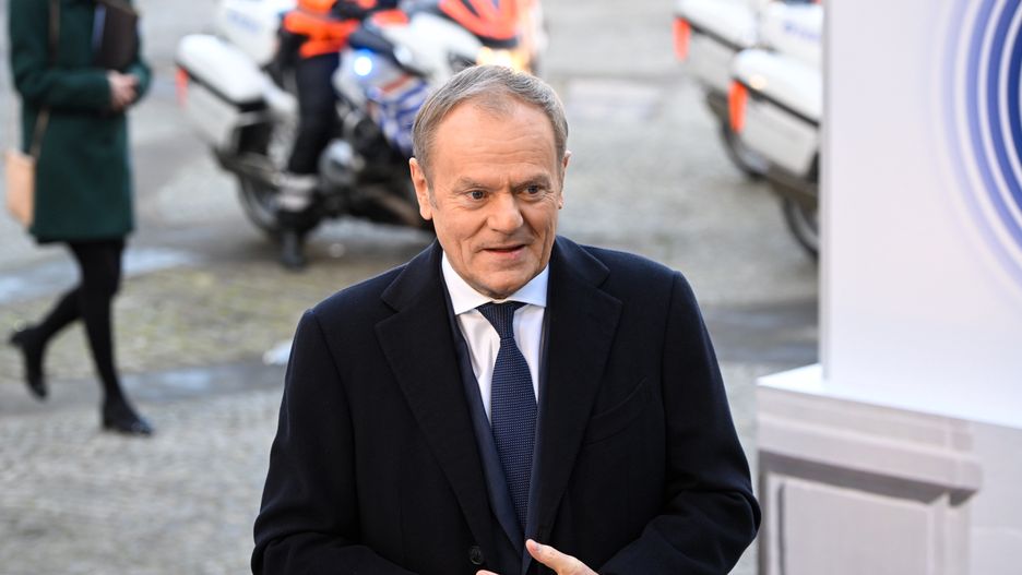 Bruksela, Belgia, 03.02.2025. Przewodnictwo Polski w Radzie UE. Premier Donald Tusk podczas wypowiedzi dla mediów przed nieformalnym spotkaniem przywódców Unii Europejskiej, 3 bm. w Pałacu Egmont w Brukseli. Głównym tematem rozmów będą: wzmocnienie europejskich zdolności obronnych, finansowanie inicjatyw związanych z bezpieczeństwem oraz pogłębianie współpracy z NATO i partnerami spoza UE. (jm) PAP/Wiktor Dąbkowski