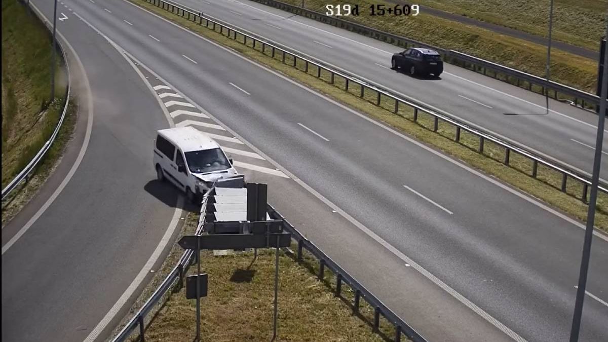 Samochód uderzył w osłonę energochłonną na S19
